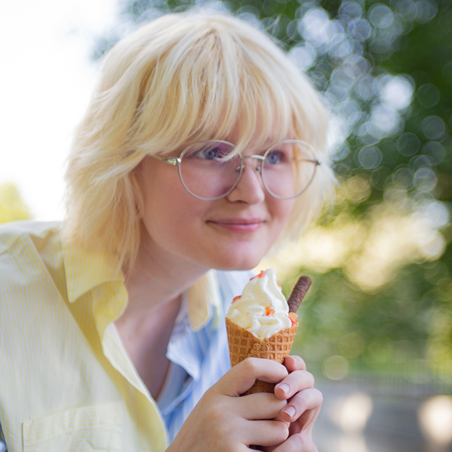 funny teenage girl with ice cream in her hands P3D3Q9H